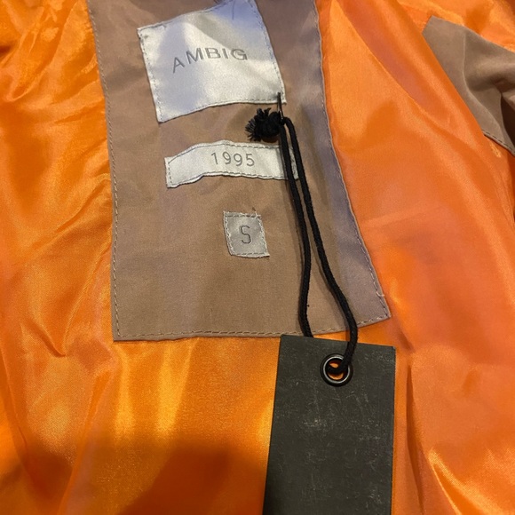 Lightweight Windbreaker - Picture 3 of 3